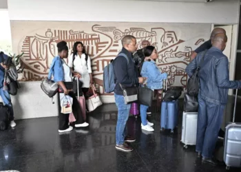 Le personnel diplomatique ivoirien rapatrié du Liban à l'aéroport international Félix Houphouët-Boigny d'Abidjan, le 26 octobre 2024. © AFP/Sia Kambou