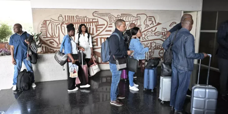 Le personnel diplomatique ivoirien rapatrié du Liban à l'aéroport international Félix Houphouët-Boigny d'Abidjan, le 26 octobre 2024. © AFP/Sia Kambou