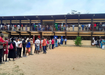 Les gens attendent l'ouverture d'un bureau de vote lors de l'élection présidentielle à Libreville, Gabon le 26 août 2023. REUTERS - STRINGER