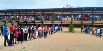 Les gens attendent l'ouverture d'un bureau de vote lors de l'élection présidentielle à Libreville, Gabon le 26 août 2023. REUTERS - STRINGER