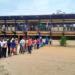 Les gens attendent l'ouverture d'un bureau de vote lors de l'élection présidentielle à Libreville, Gabon le 26 août 2023. REUTERS - STRINGER